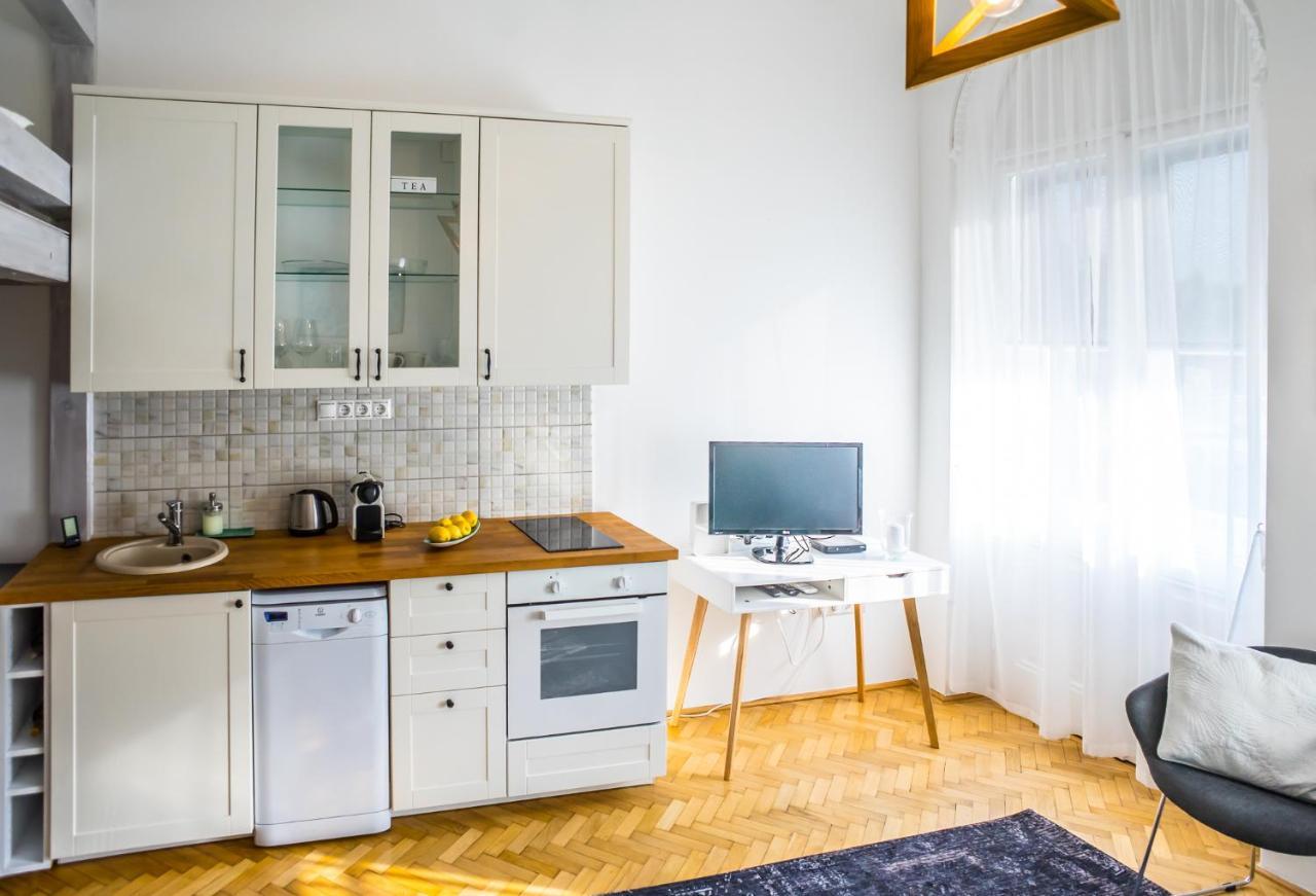 Ybl Apartment City Center Szekesfehervar Bagian luar foto